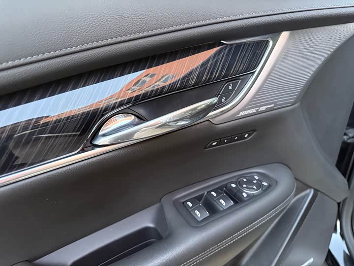 Фото 14 - Cadillac XT6