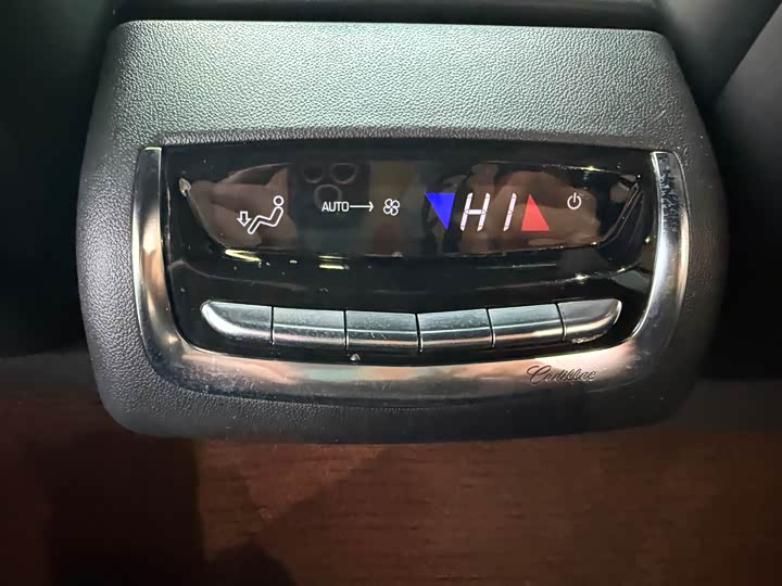 Фото 15 - Cadillac XT6