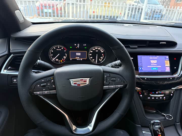 Фото 18 - Cadillac XT6