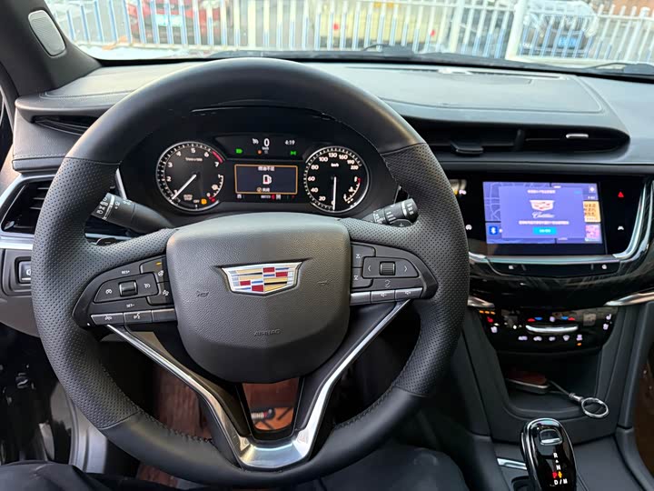 Фото 20 - Cadillac XT6