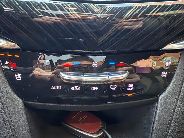 Фото 21 - Cadillac XT6