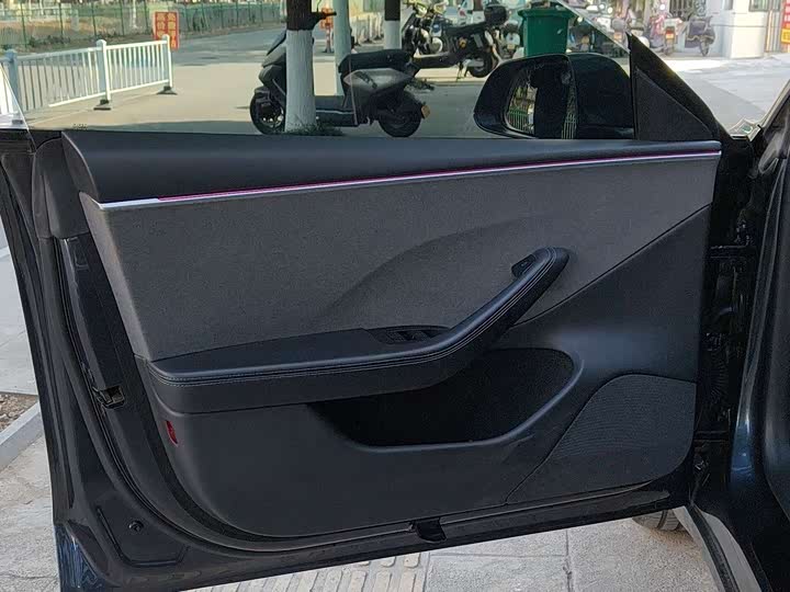 Фото 14 - Tesla Model 3