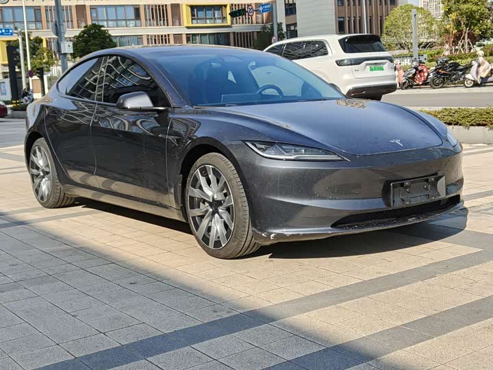 Фото 2 - Tesla Model 3