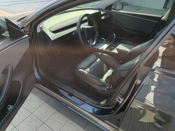 Фото 4 - Tesla Model 3