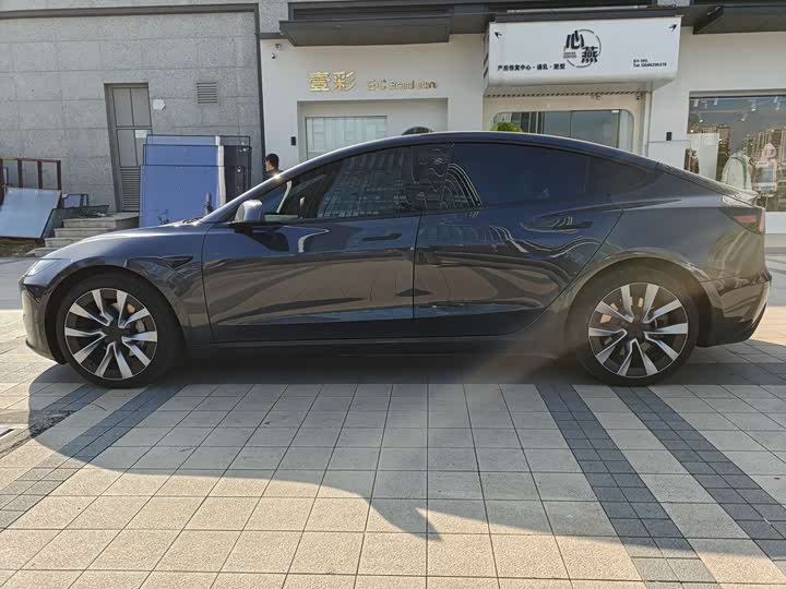 Фото 5 - Tesla Model 3