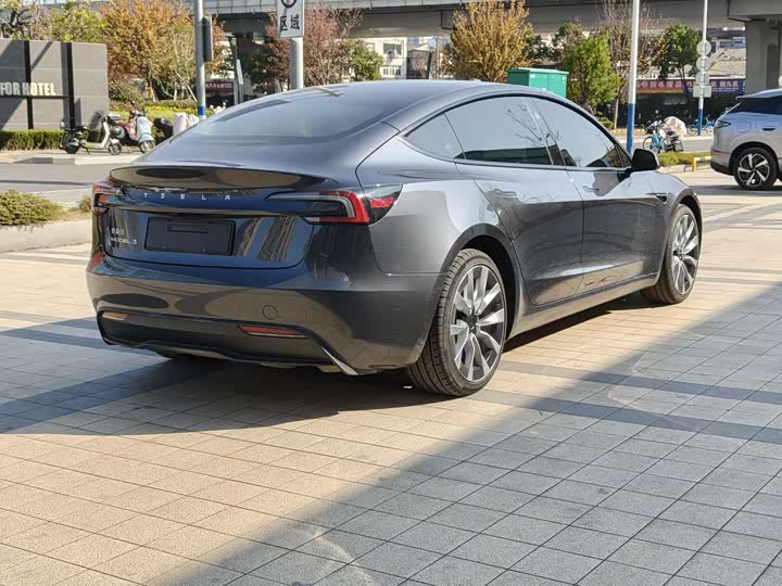 Фото 9 - Tesla Model 3