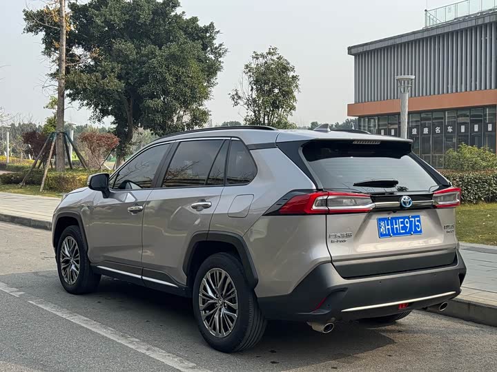 Фото 9 - Toyota Wildlander