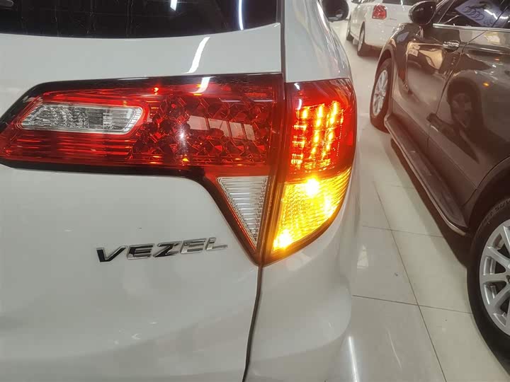 Фото 8 - Honda Vezel