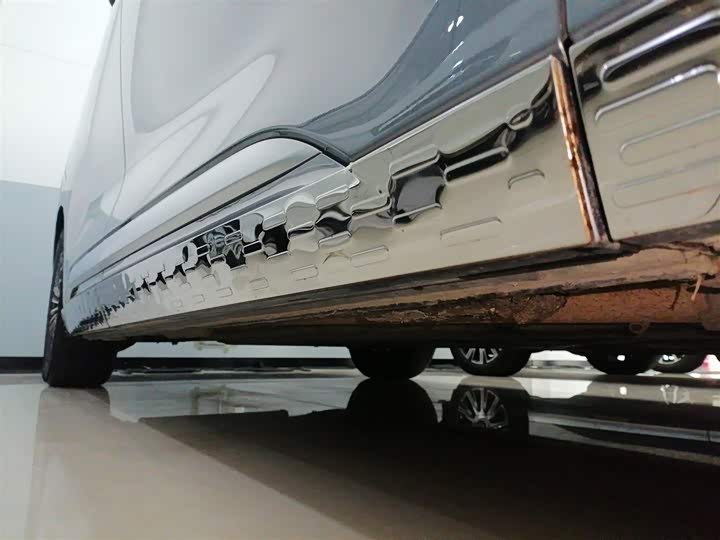 Фото 21 - Denza D9