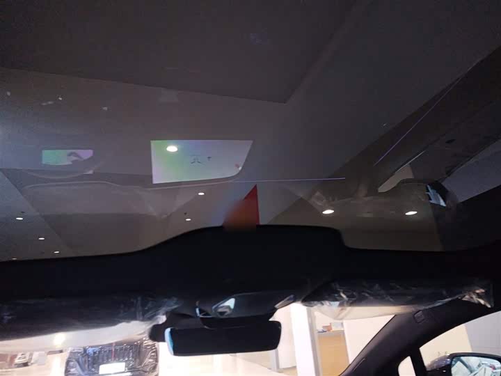 Фото 18 - Hongqi EH7