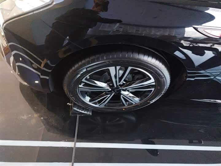 Фото 23 - Hongqi EH7