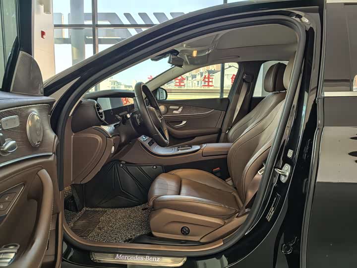 Фото 10 - Mercedes-Benz E-Class