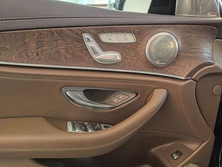 Фото 12 - Mercedes-Benz E-Class