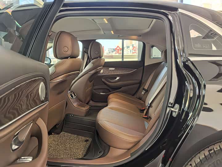 Фото 14 - Mercedes-Benz E-Class