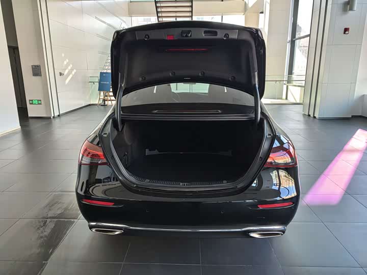 Фото 15 - Mercedes-Benz E-Class