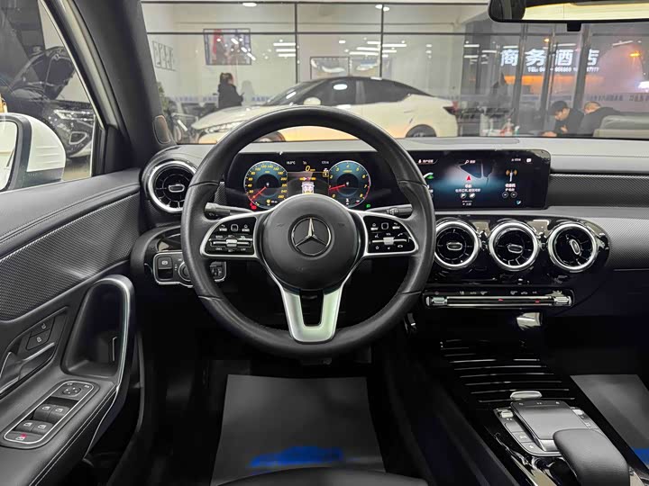 Фото 15 - Mercedes-Benz A-Class