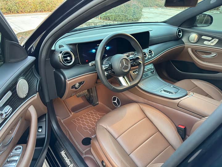 Фото 4 - Mercedes-Benz E-Class