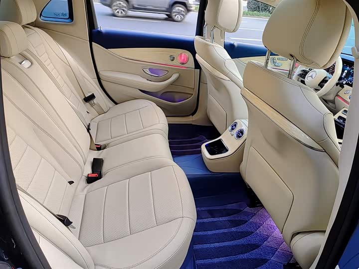 Фото 10 - Mercedes-Benz E-Class