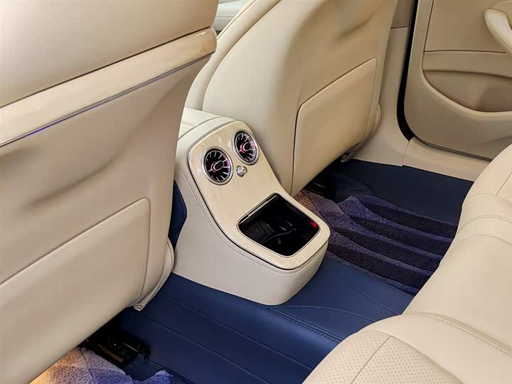 Фото 9 - Mercedes-Benz E-Class