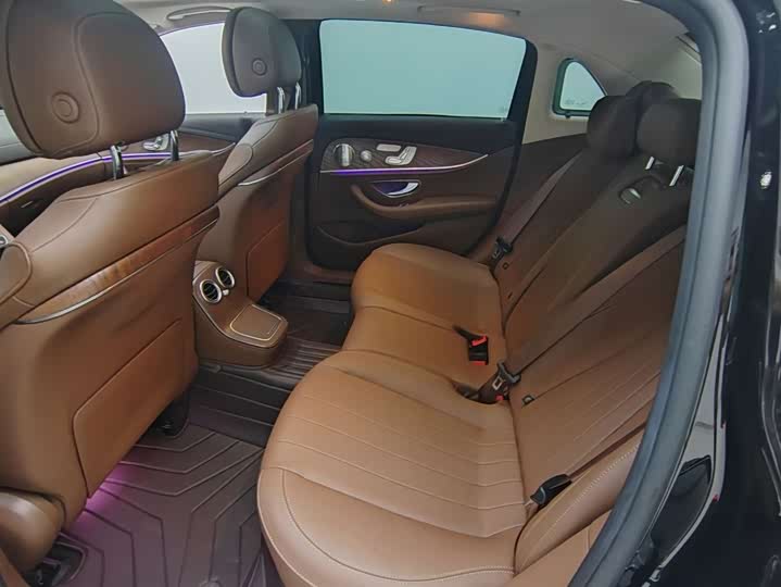 Фото 10 - Mercedes-Benz E-Class