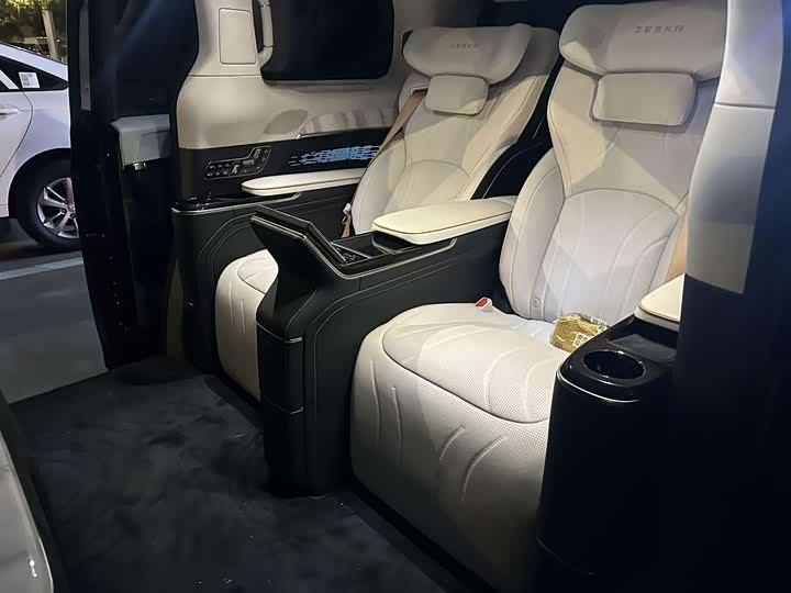 Фото 4 - Zeekr 009