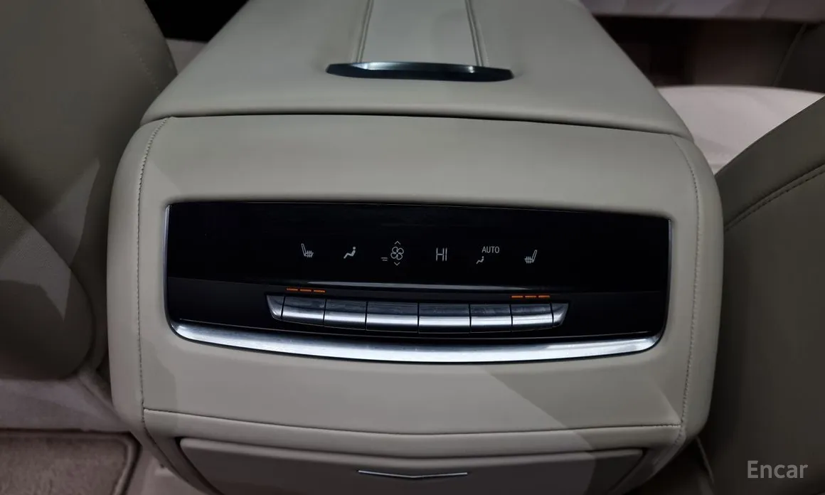 Фото 18 - Cadillac Escalade