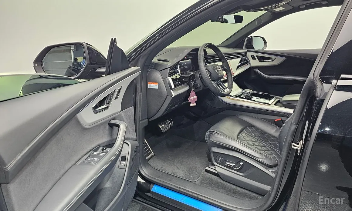 Фото 10 - Audi Q8