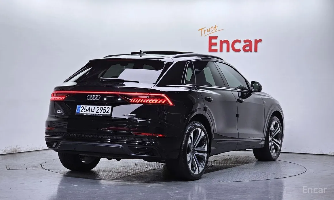 Фото 2 - Audi Q8