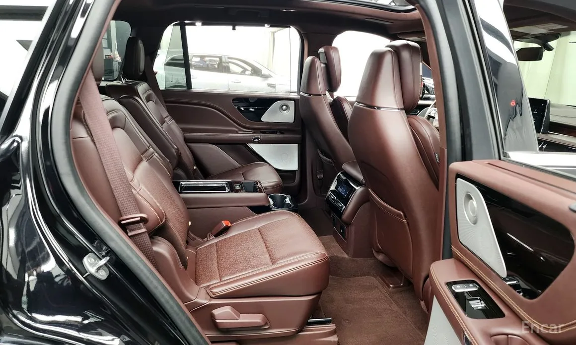 Фото 12 - Lincoln Aviator