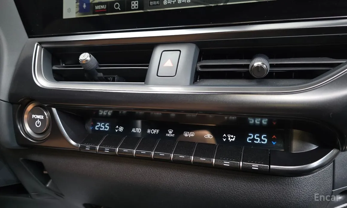 Фото 18 - Lexus UX