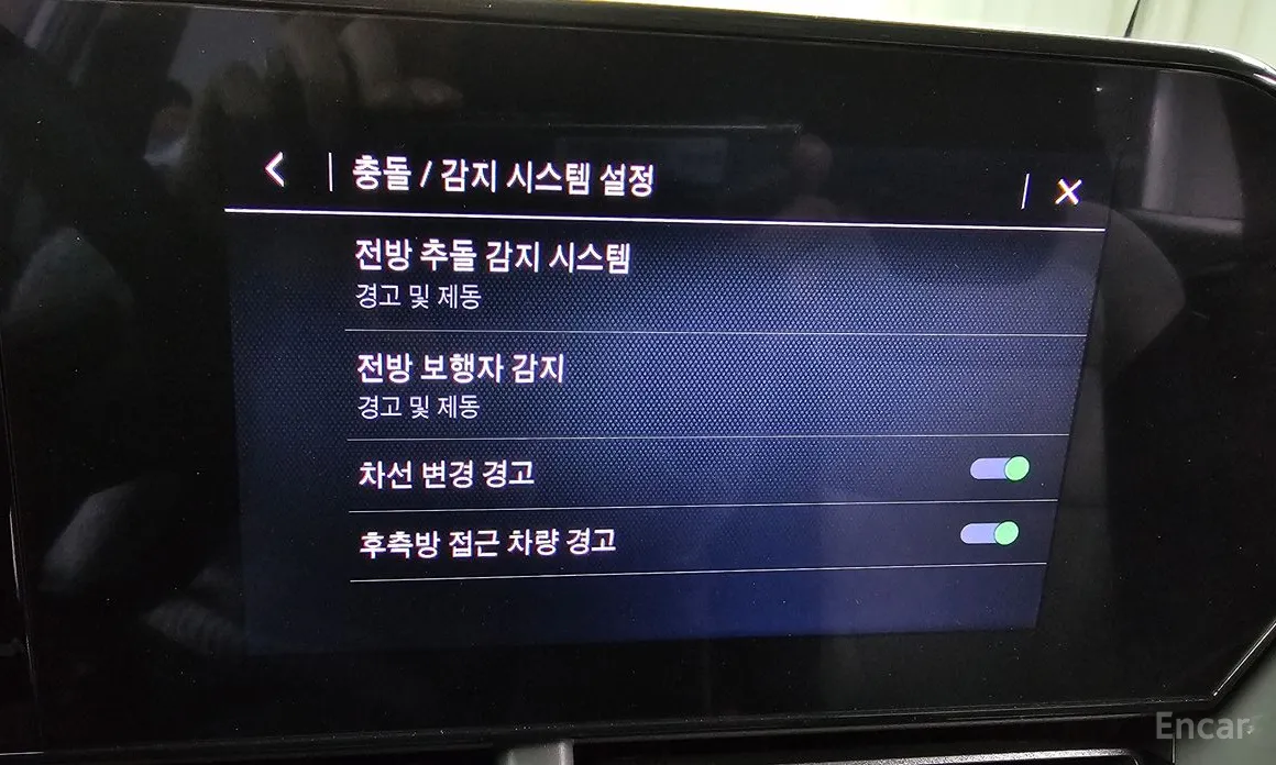 Photo 16 - Chevrolet Trax