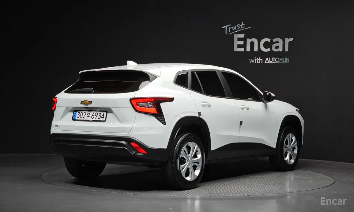 Photo 2 - Chevrolet Trax