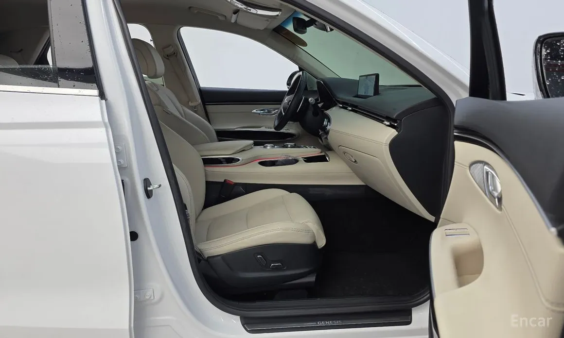 Photo 11 - Genesis GV70