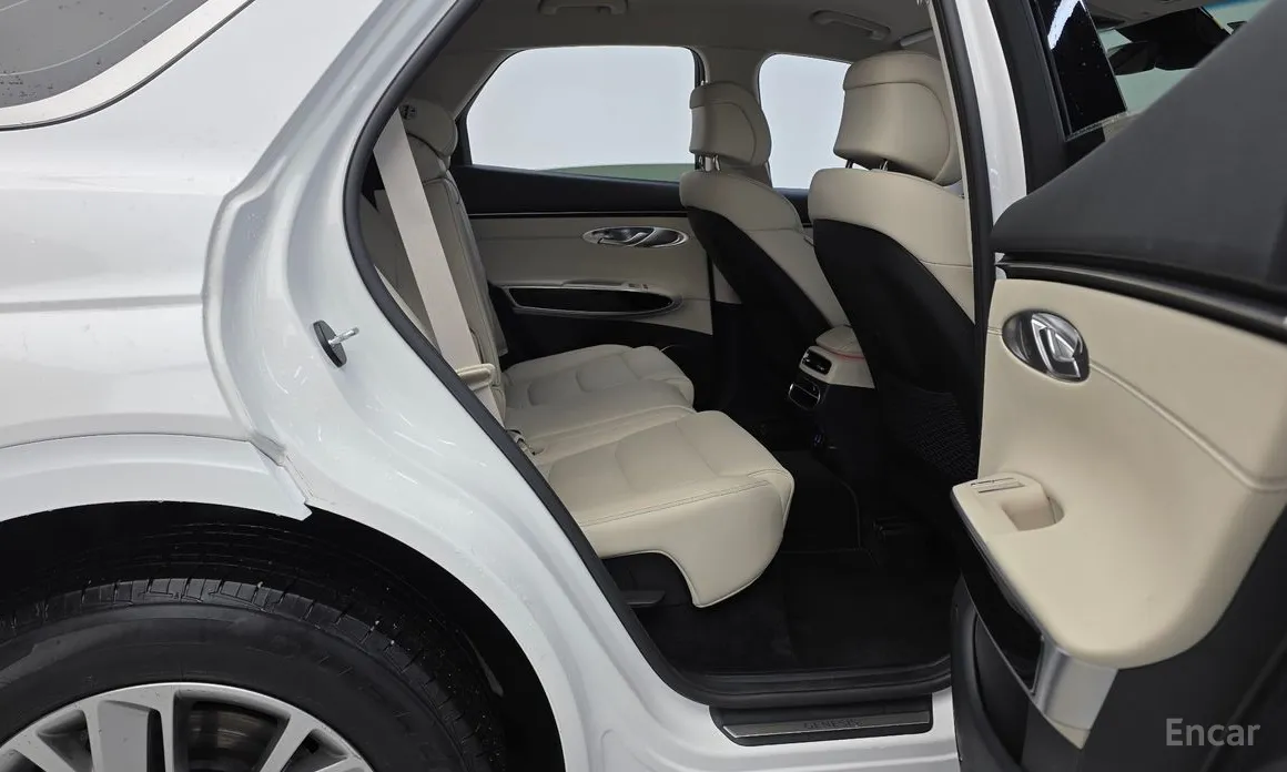 Photo 12 - Genesis GV70