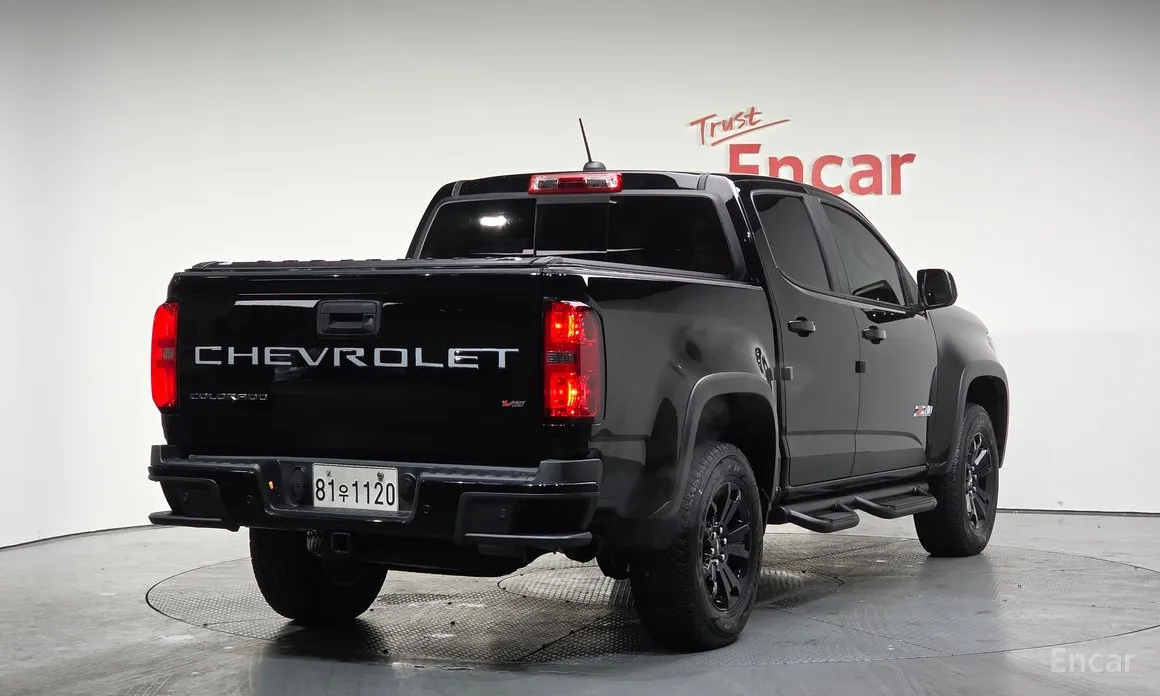 Photo 2 - Chevrolet Colorado