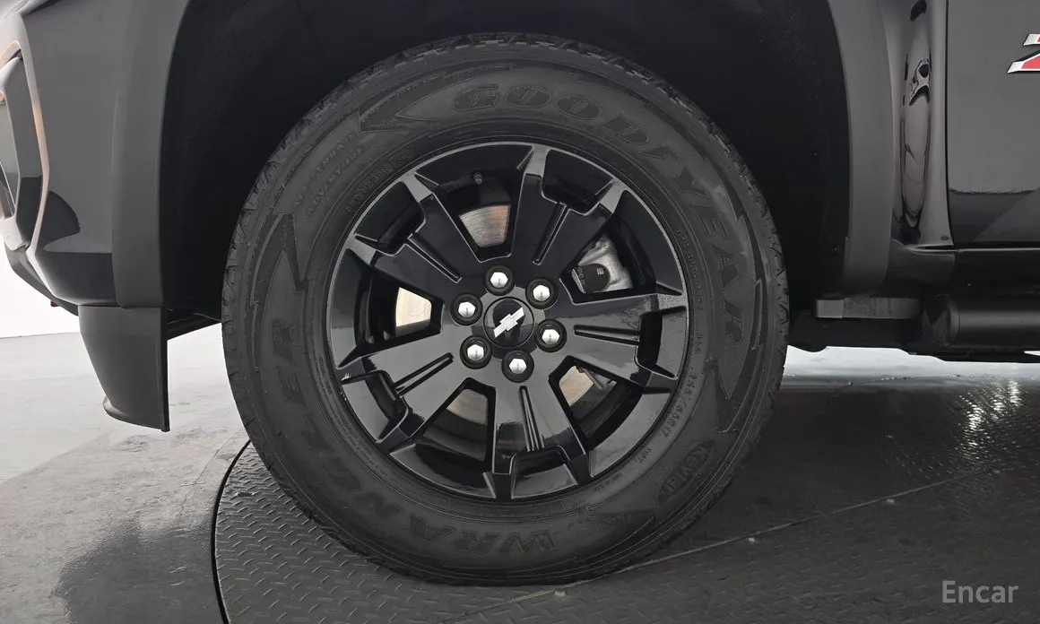 Photo 5 - Chevrolet Colorado