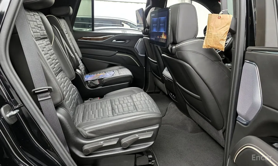 Фото 12 - Cadillac Escalade