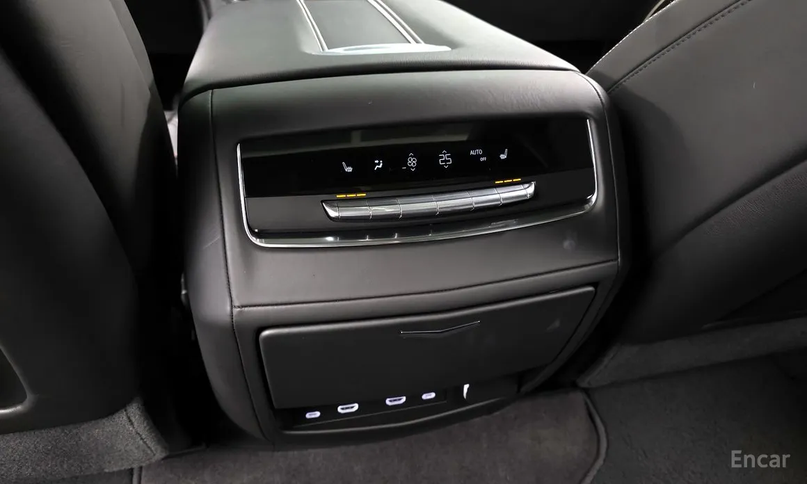 Фото 18 - Cadillac Escalade