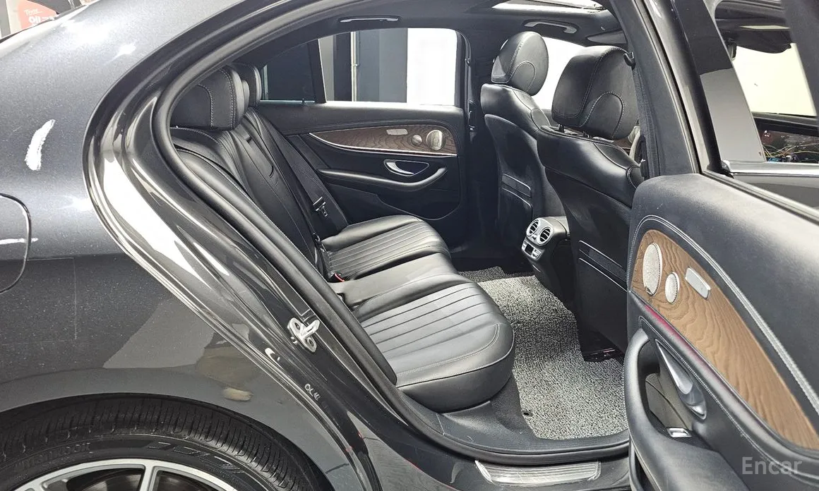 Фото 12 - Mercedes-Benz E-Class