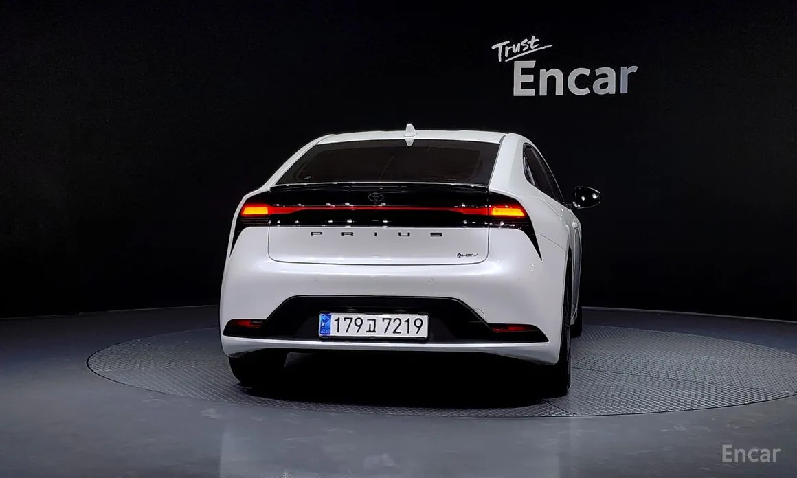 Фото 4 - Toyota Prius