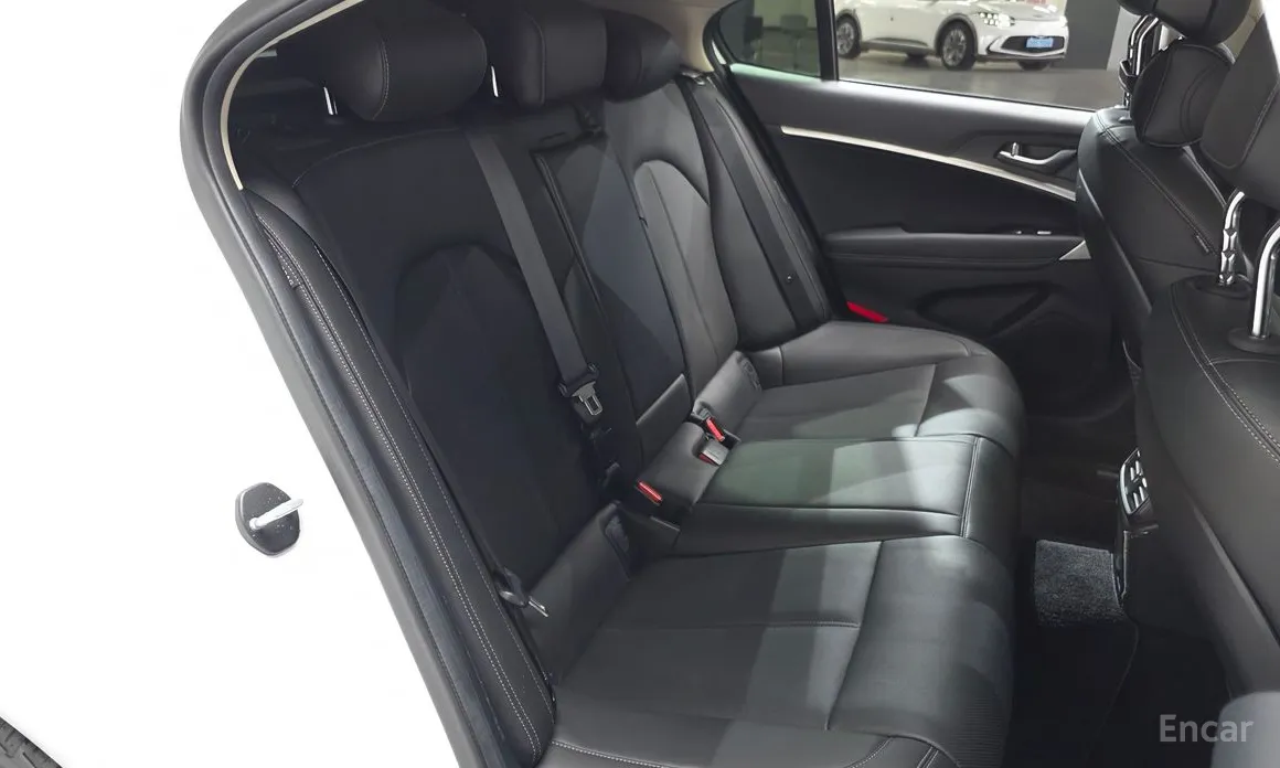 Фото 12 - Genesis G70