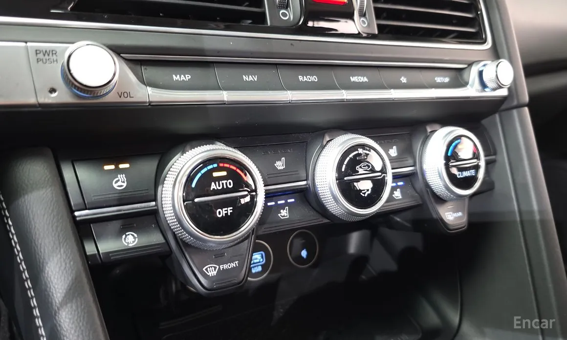 Фото 16 - Genesis G70