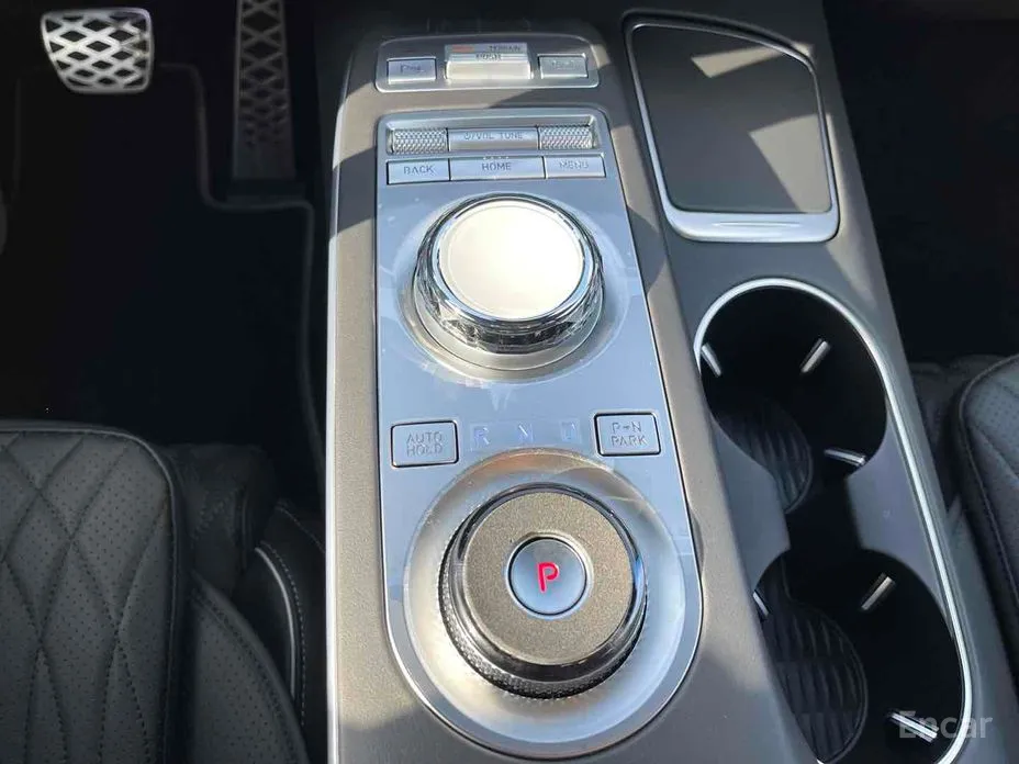 Фото 14 - Genesis GV70