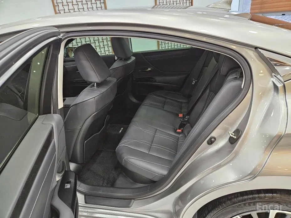 Фото 11 - Lexus ES