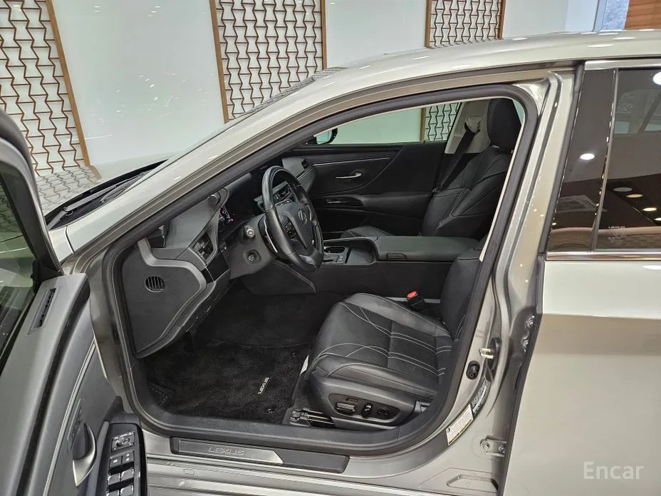 Фото 12 - Lexus ES