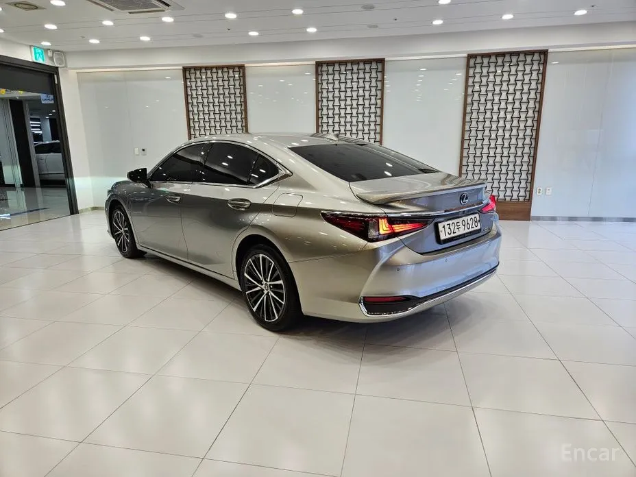 Фото 2 - Lexus ES
