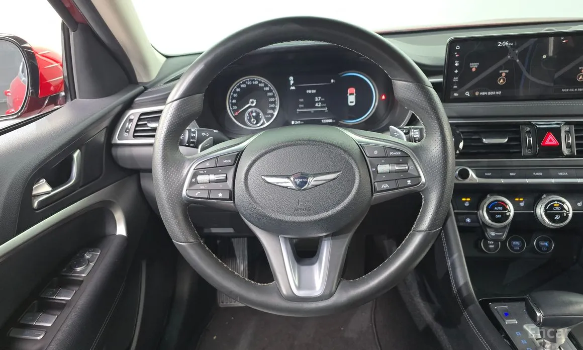 Фото 13 - Genesis G70