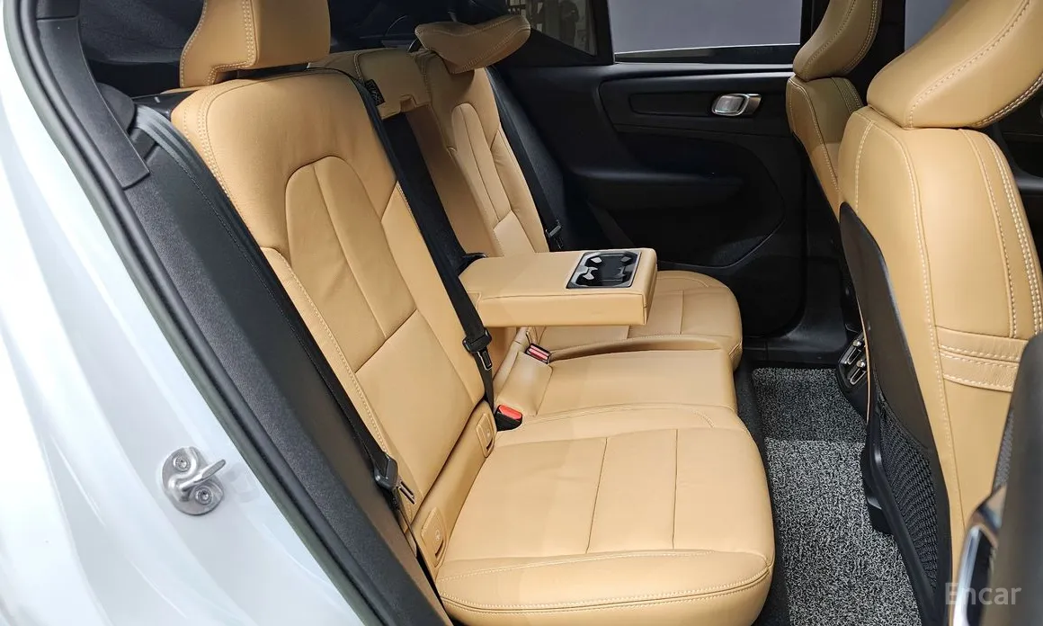 Фото 12 - Volvo XC40