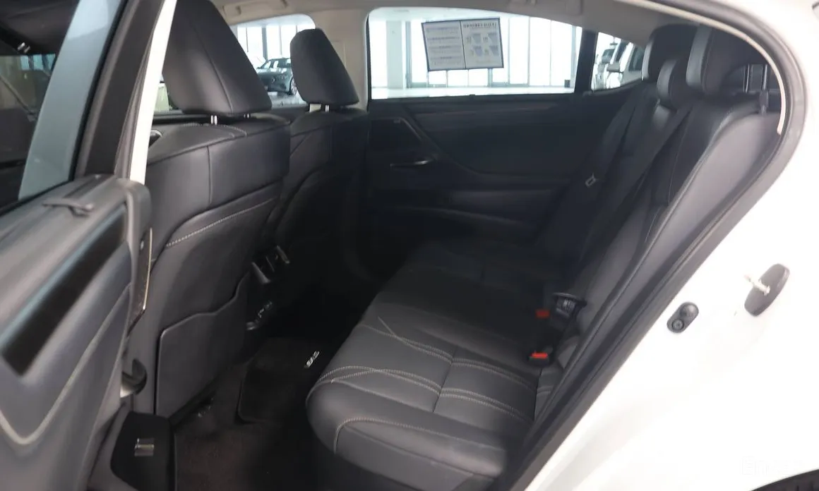 Фото 10 - Lexus ES