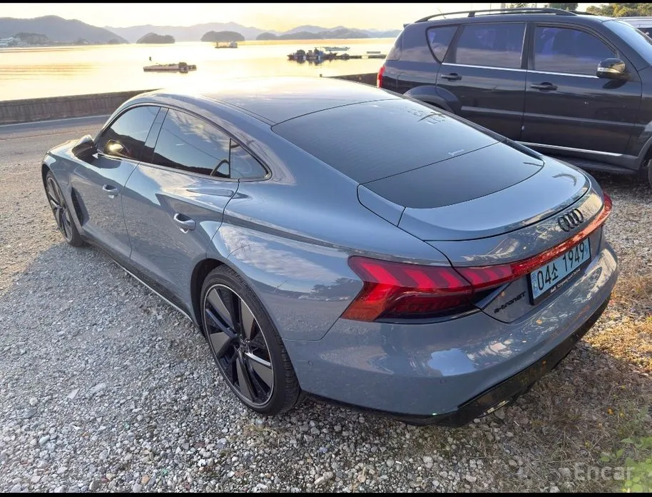 Фото 2 - Audi e-tron GT